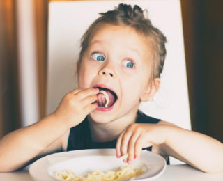 Manger avec les doigts serait meilleur pour la santé ! leur pour la santé !